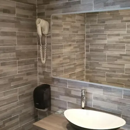 De La Perdrix Rouge Otel