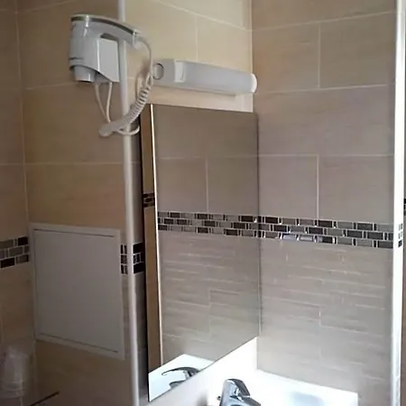 فندق دو لا بيردري روج 2*