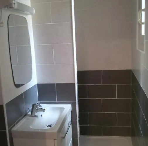 De La Perdrix Rouge 2* Paris