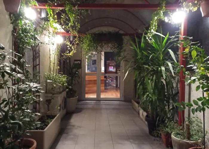 Hotel De La Perdrix Rouge Paris