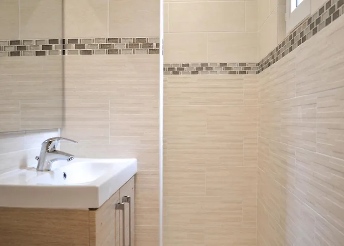 Hotel De La Perdrix Rouge 2*